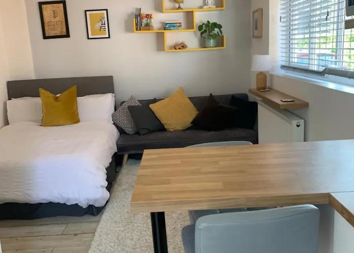 The Beehive - Self Contained Studio By The Sea